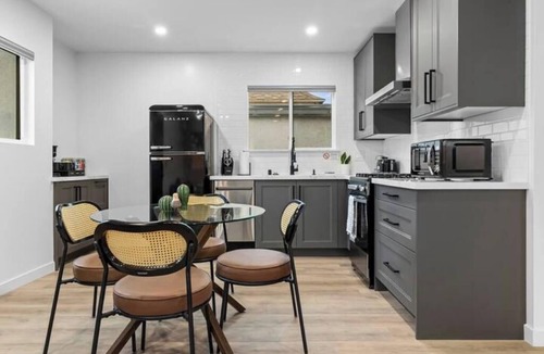 East Los Angeles House | Spacious w/2BR 1bath - near DTLA East Los Angeles