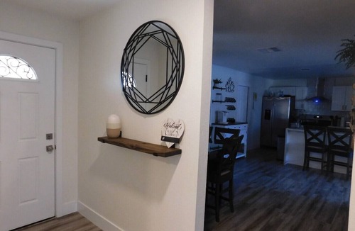 Sunrise Manor House | Specials! 3 Bed, Sleeps 7, Quiet, Comfortable, 12 min to The Strip Great Local!