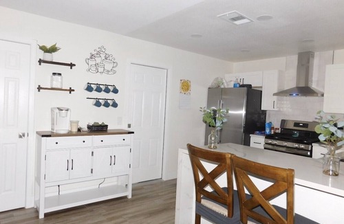 Sunrise Manor House | Specials! 3 Bed, Sleeps 7, Quiet, Comfortable, 12 min to The Strip Great Local!