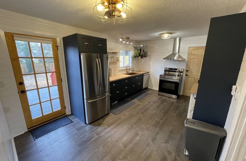 Tigard House | Spectacular Choice: Sleeps 6, Your Dog Welcome Too