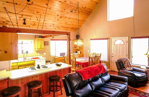 Pinetop Cabin | SPECTACULAR COZY CABIN NESTLED IN THE PINES BIG FRONT DECK FENCED FOR DOGS