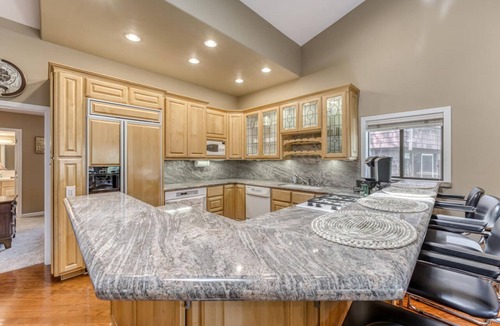 Elk Point Condo | Spectacular Getaway, steps from the Lake