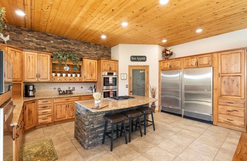 Williamson House | Spectacular Mountain Views | Hot-tub | Games
