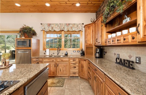 Williamson House | Spectacular Mountain Views | Hot-tub | Games