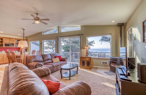 Bayshore House | Spectacular Views of Waldport Beach from This Artful Single-Level