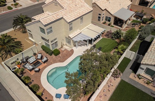 Green Valley House | SPLASH into FUN! HTD POOL FIre Pit, BBQ, PET OK 10 Min to Strip