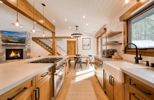 Chamberlands House | Splendid by Tahoe Getaways - Hot Tub - Chambers landing HOA + Walk to Lake