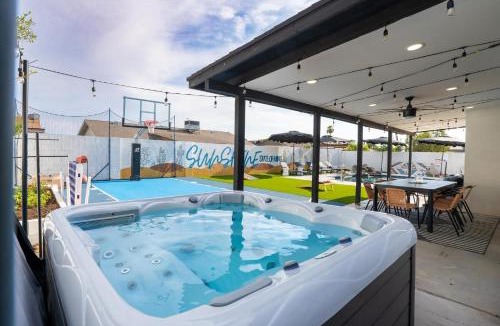 Glendale House | Sportscourt Hot Tub & Pool Game Room Cornhole BBQ