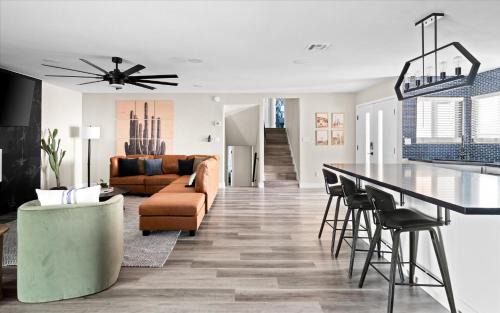 Glendale House | Sportscourt Hot Tub & Pool Game Room Cornhole BBQ
