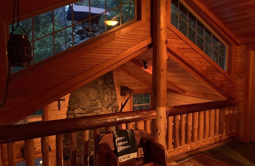 Rhododendron Cabin | Spring/Summer availability! On 2 creeks, wood burning fireplc, log gazebo.