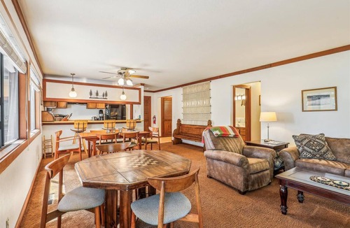 Lake Forest Condo | St. Francis Lakeside #1: Classic Comfort by the Lake
