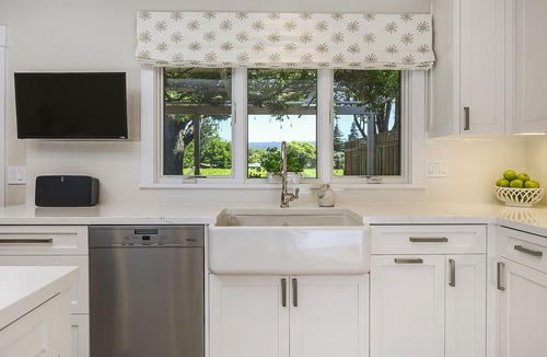 St. Helena House | St. Helena with Beautiful Vineyard View near Main Street