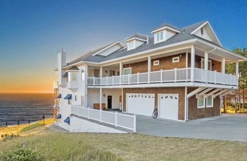 Shelter Cove Condo | Starfish by OceanviewHotTubs Oceanfront Tesla charging Shelter Cove