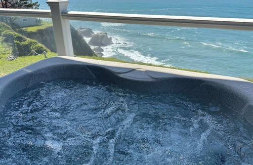 Shelter Cove Condo | Starfish by OceanviewHotTubs Oceanfront Tesla charging Shelter Cove