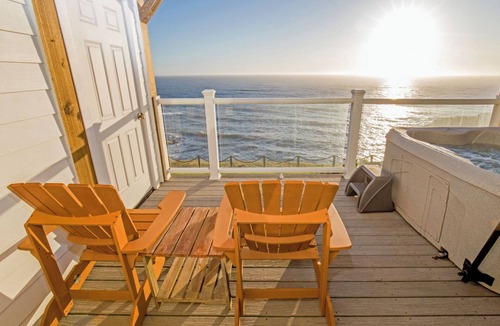 Shelter Cove Condo | Starfish by OceanviewHotTubs Oceanfront Tesla charging Shelter Cove