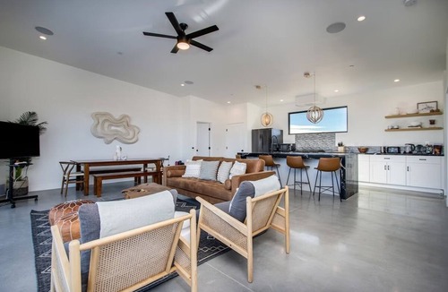 Landers House | Stargazer Retreat and Pet friendly escape.