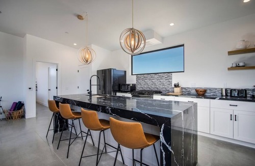 Landers House | Stargazer Retreat and Pet friendly escape.