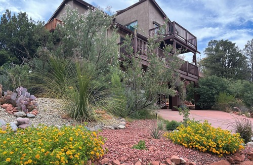 West Sedona House | Stargazer’s Escape: Sweeping Red Rock Views From Four Balconies