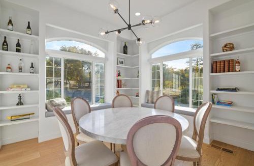 Jacksonville House | Starry Oak Vineyard Retreat w Hot Tub