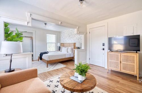Buckman Neighborhood Apartment | Stay Portland - La Casa Burnside - Local Eateries - Shops - Bars