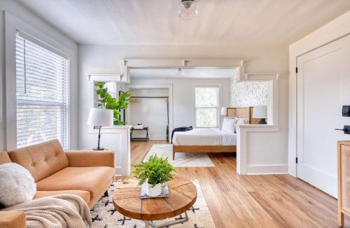 Buckman Neighborhood Apartment | Stay Portland - La Casa Burnside - Local Eateries - Shops - Bars