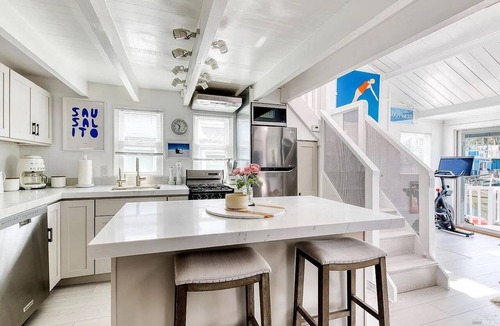 Marin City Boat Rental | Stellar Houseboat in Sausalito, Sitting on the Dock of the Bay