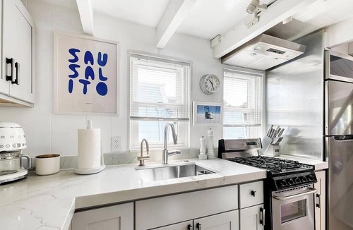 Marin City Boat Rental | Stellar Houseboat in Sausalito, Sitting on the Dock of the Bay