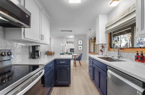 Tahoe Island House | Steller’s Jay Getaway - Pet Friendly in City of SLT