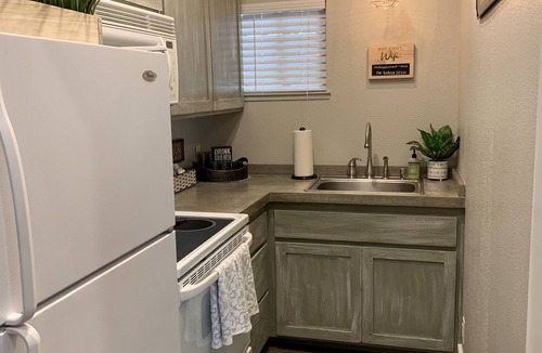 Murphys Cottage | *Steps From the Heart of Downtown Murphys* The Hillbilly Hideaway
