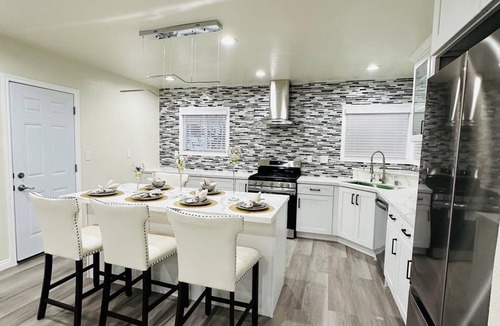 Westminster House | Steps to all of Little Saigon! Charming 3-bedroom house with WiFi and AC