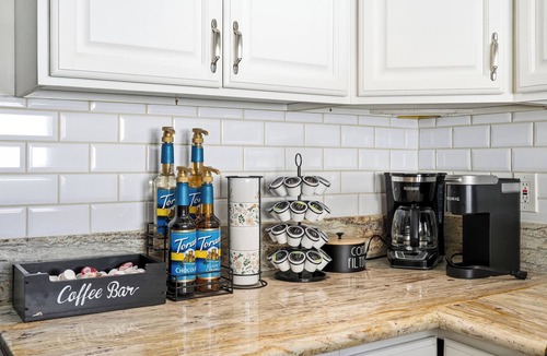South Wrigley House | Steps to Belmont Shore Retreat - Firepit - Games - Near DTLB!