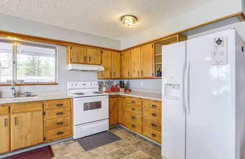 South Cascades Area Cottage | Steps to Pine Hollow Reservoir: Home w/Fire Pit!