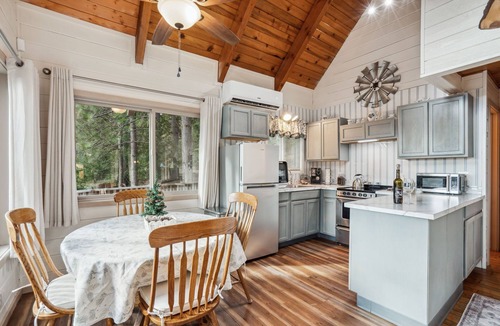 Croft Cabin | Storybook Cabin 3-bedroom cabin in tranquil Pioneer - Near Kirkwood & Snow!
