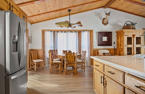 Fox Farm Apartment | StoryTime + Hot Tub + Game Room + EV Charger