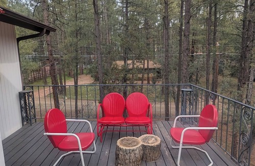 Strawberry House | Strawberry Retreat: A beautiful family-friendly home for 10-12 with EV charger