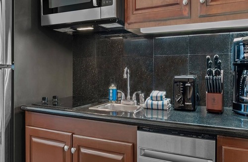 Gaslamp Quarter Condo | Studio Deluxe Unit -Theme Parks & Gaslamp Quarter