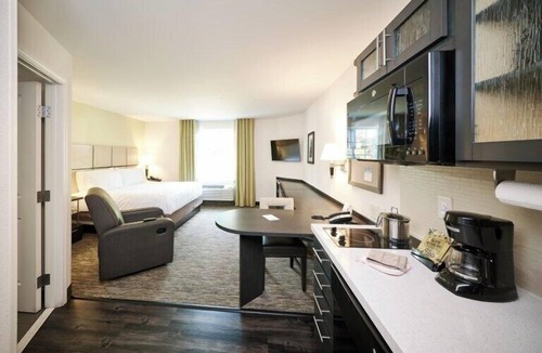 Anaheim Resort Hotel | Studio Stay w/Full Kitchen & Easy Access to Disneyland Resort & Grove Dining