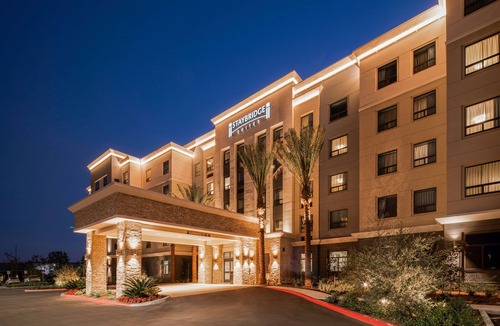 Irvine Business Complex Apartment | Studio Suite w/Breakfast, Pool & Full Kitchen