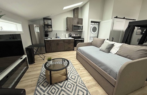 Springfield Apartment | Studio with AC near RiverBend Hospital