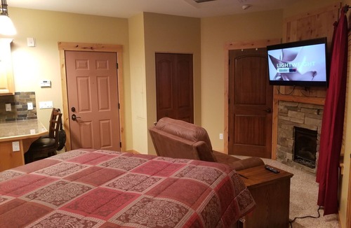 Kellogg Apartment | Studio, with jetted tub and walking distance to ski resort!