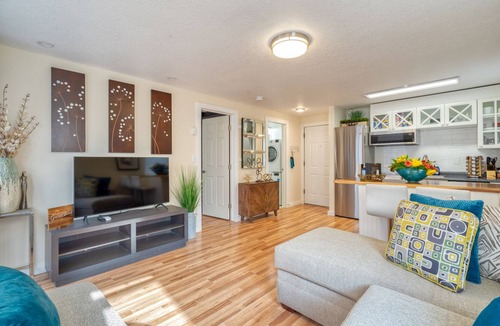 Sellwood-Moreland Apartment | STUNNING APARTMENT,WiFi,Parking, Sellwood/PORTLANDn