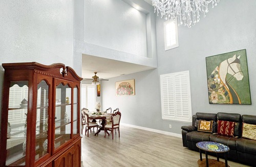 Ontario House | Stunning Crystal Chandelier · 5BR3BA Vacation Home