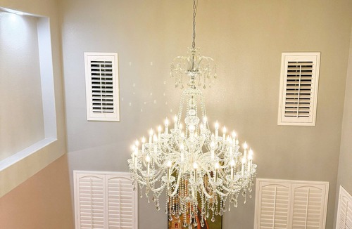 Ontario House | Stunning Crystal Chandelier · 5BR3BA Vacation Home