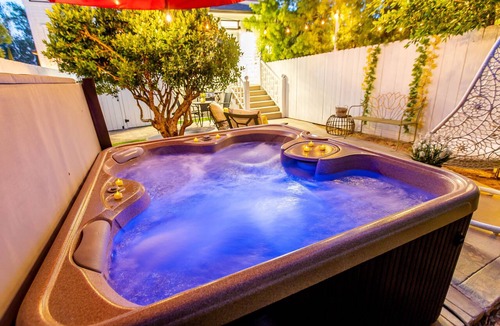 Hillcrest Condo | Stunning Dream Studio in Hillcrest! Hot Tub Parking AC Grill WashDryer KingBed