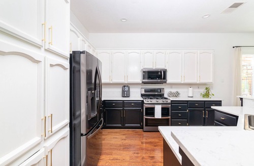 Elk Grove House | Stunning Hidden Haven w/Pool! Casa Industrial