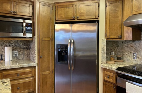 Lakehead Villa | Stunning Lake Views, Deck, BBQ, Game Room w/Projector, Pool Table & Ping Pong
