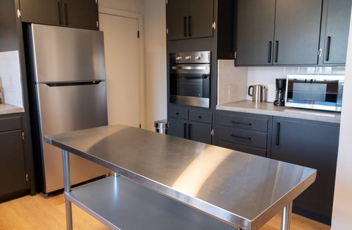 Mount Shasta House | Stunning Modern Downtown House w/Wood Stove + Hot Tub