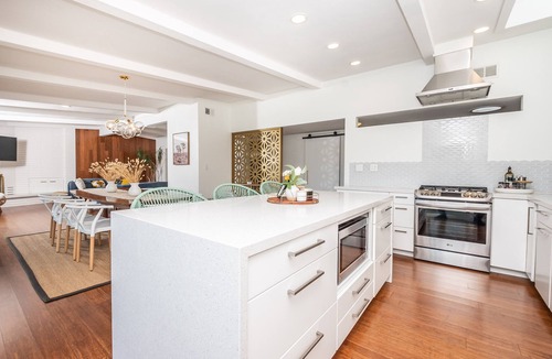 Vista House | Stunning Oasis Retreat: Mini Golf, Pool, SPA with views!