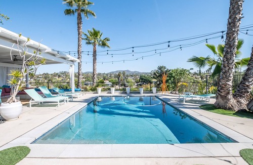 Vista House | Stunning Oasis Retreat: Mini Golf, Pool, SPA with views!
