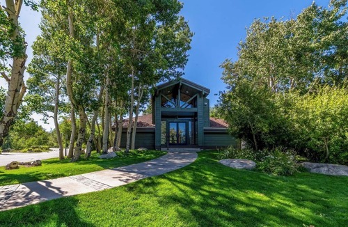 Mammoth Lakes House | Stunning Pet Friendly Creekhouse #495